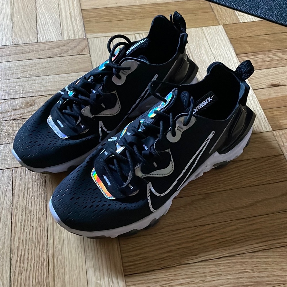 Nike NSW React Vision Essential Women's Shoe, Black with Silver Detail